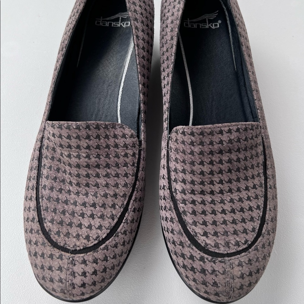 Dansko. Slip on light gray houndstooth pattern. Very good condition.